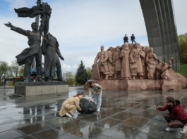 cortan cabeza de estatua de relación entre ucrania y rusia