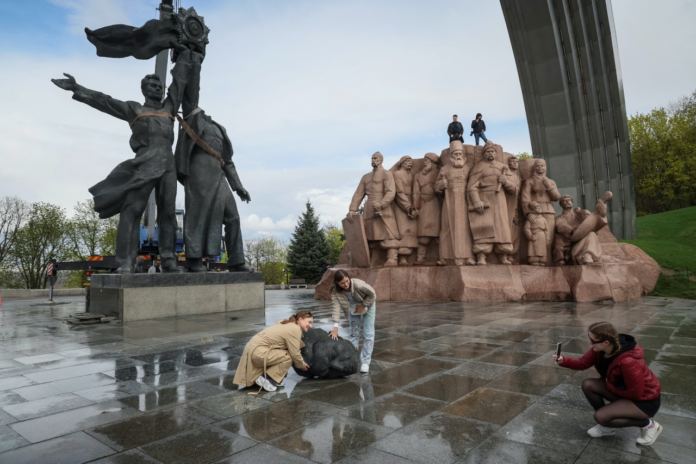 cortan cabeza de estatua de relación entre ucrania y rusia