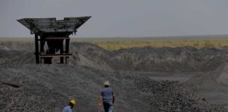 mineros quedan atrapados en pozo