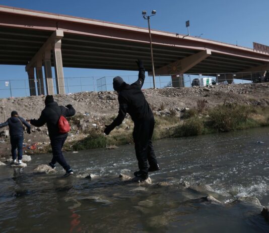 salvan a migrantes de enmedio del rio